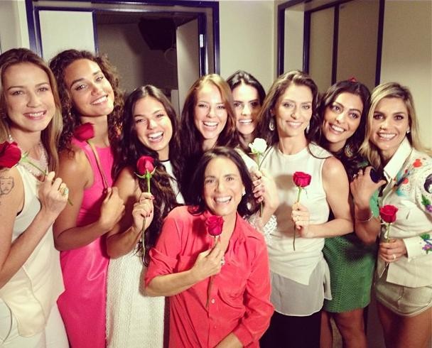 Uma turma de starlets feliz da vida com certo mimo do rei Roberto Carlos