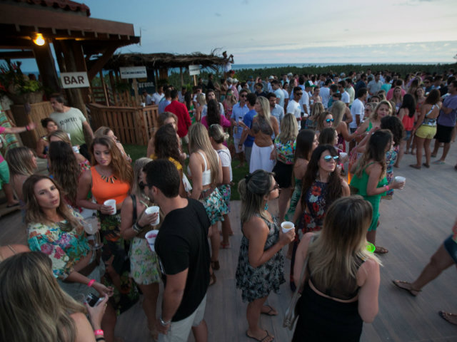 Festa Sunglasses ferveu a pequena Milagres nesse domingo. Vem ver!