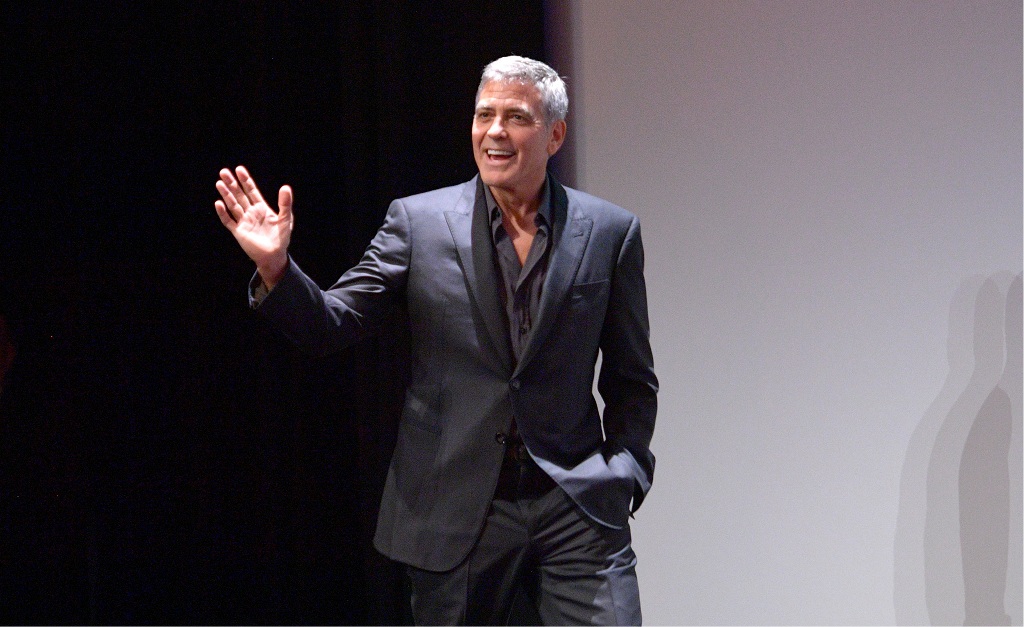 George Clooney é hospitalizado após sofrer acidente de moto na Itália