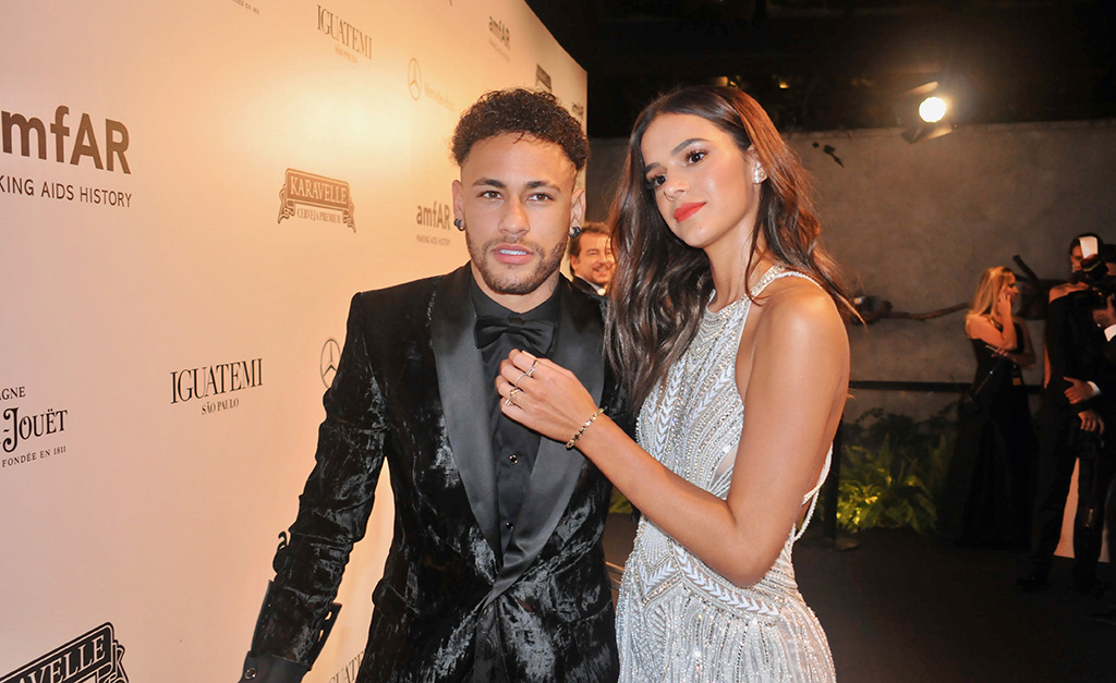 Bruna Marquezine ganha álbum da Copa do Mundo mas só tem figurinha repetida… Glamurama explica
