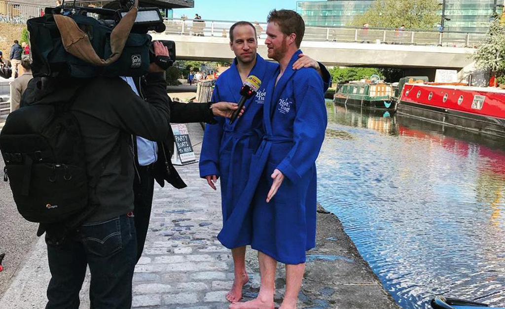 “Família real” participa de despedida de solteiro de Harry em bote pelo no Regent’s Canal de Londres…ops!