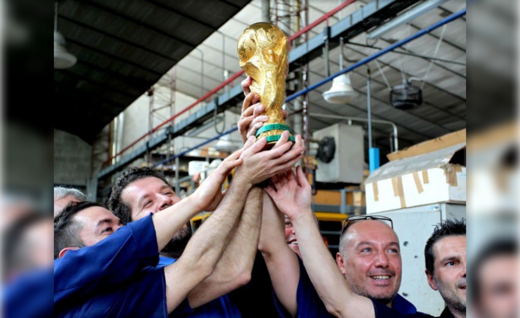 A taça do mundo é deles: conheça o ateliê italiano de apenas 12 funcionários que fabrica o troféu da Copa