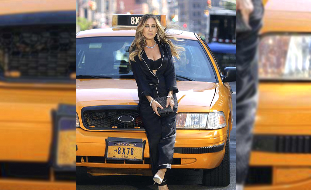 Sarah Jessica Parker desfila de pijama pelas ruas de Nova York… O motivo?