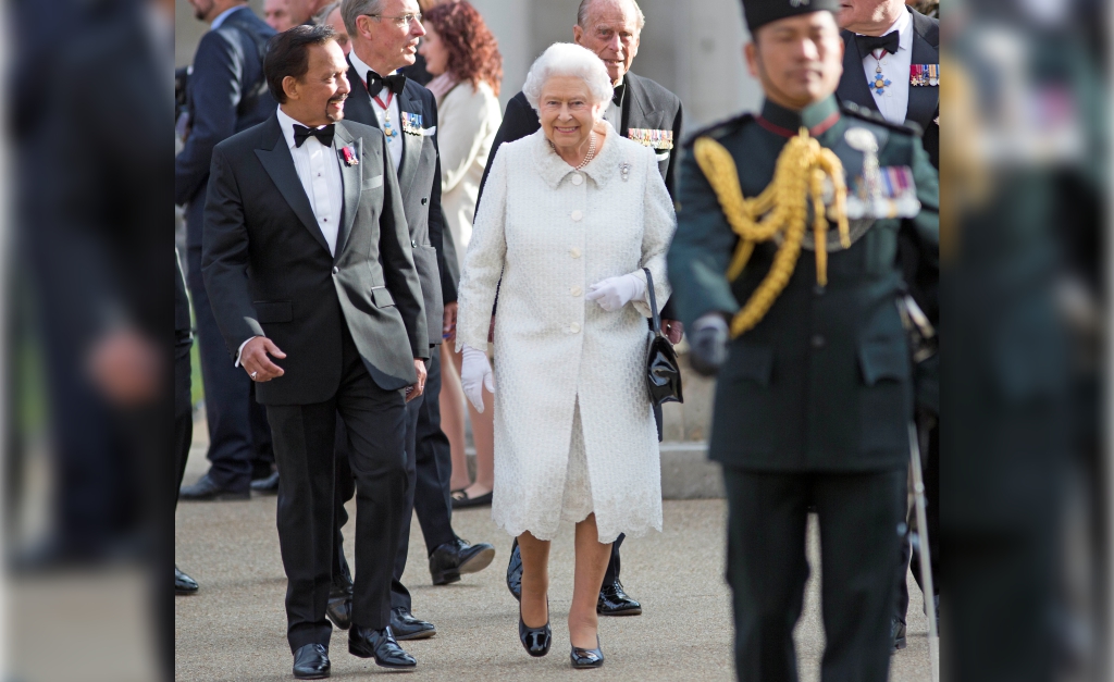 Keep calm and segue o baile: saiba porque a rainha Elizabeth II se recusa a fazer cirurgia nos joelhos