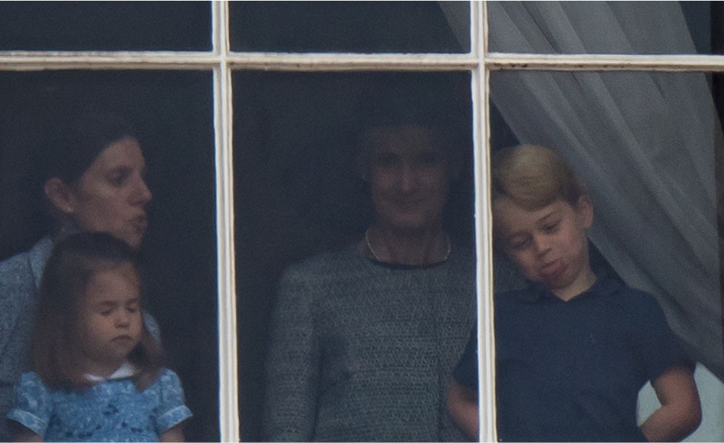 Príncipe George “cai na farra” durante evento real e leva bronca de babá espanhola