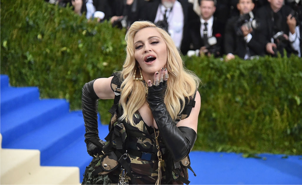 Madonna posta foto de calcinha e sutiã, e divide opiniões dos fãs. Vem ver!