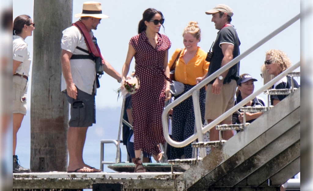 Vestido de R$ 422 usado por Meghan Markle em visita a ilha australiana já está esgotado