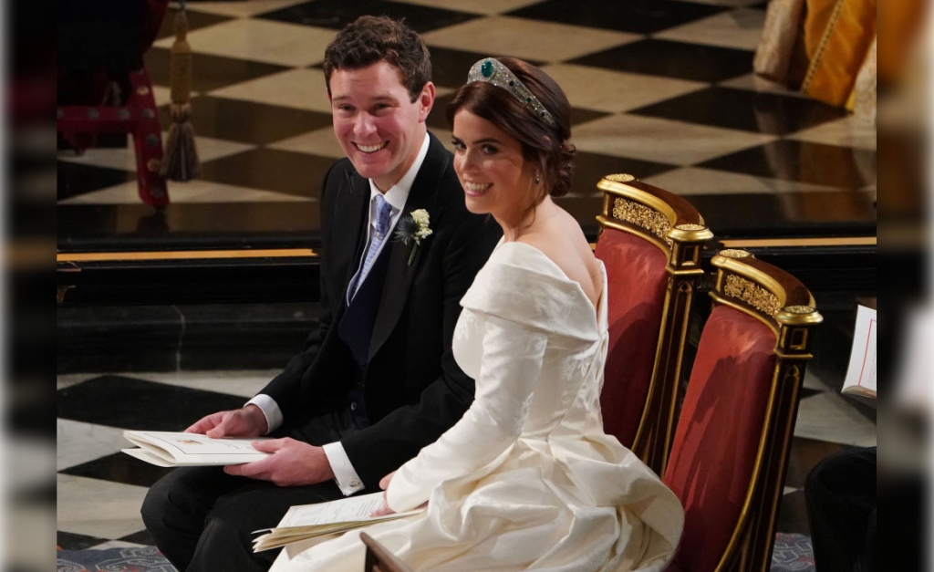 Princesa para o público e “Sra. Brooksbank” na intimidade: Eugenie manda bordar o nome do marido em jaqueta