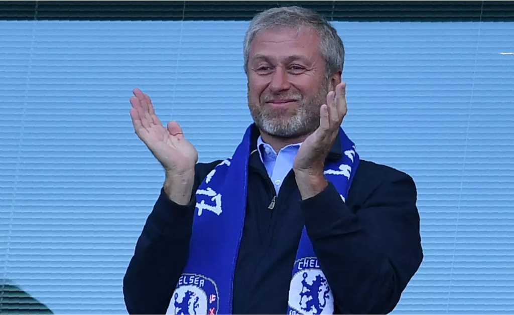 Preocupado com sanções dos EUA, dono do Chelsea e bff de Putin decide vender o time