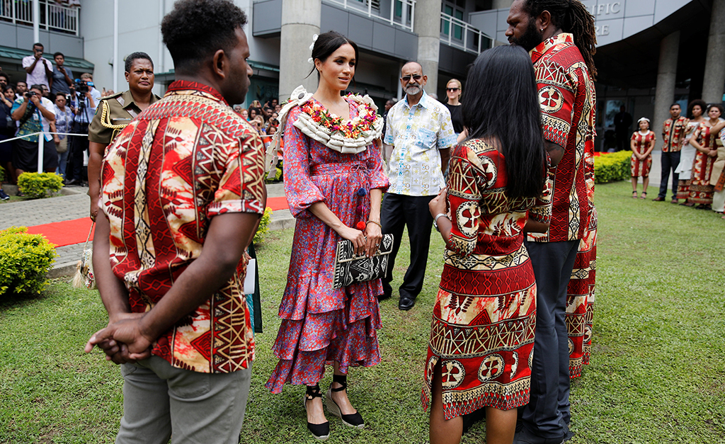 Em Fiji, Meghan Markle é retirada de evento por seguranças e detalhe chama atenção do mundo