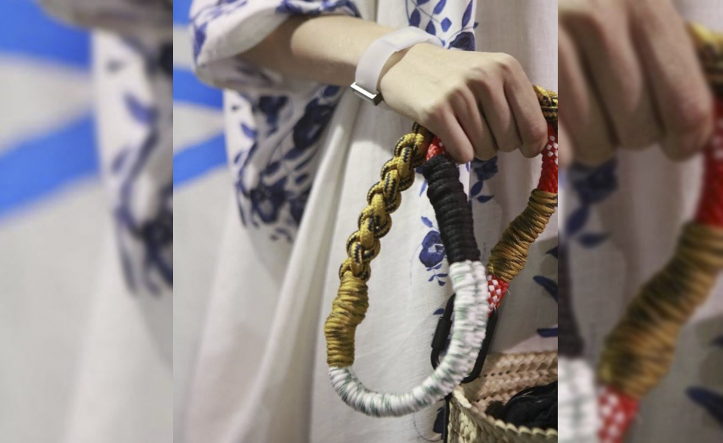 Pulseira high tech é a novidade do Santander para a semana de moda de São Paulo. Vem saber!