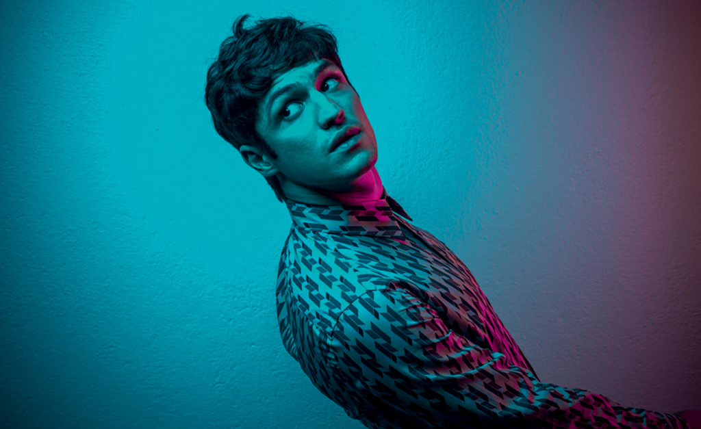 De Roberto Carlos até musical baseado em Tolstói, Gabriel Leone flerta com a música e posa para a PODER