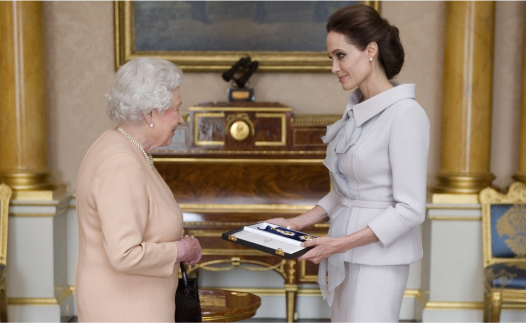 Angelina Jolie e rainha Elizabeth dividirão as atenções dos ouvintes de rádio britânica neste fim de ano. Oi?