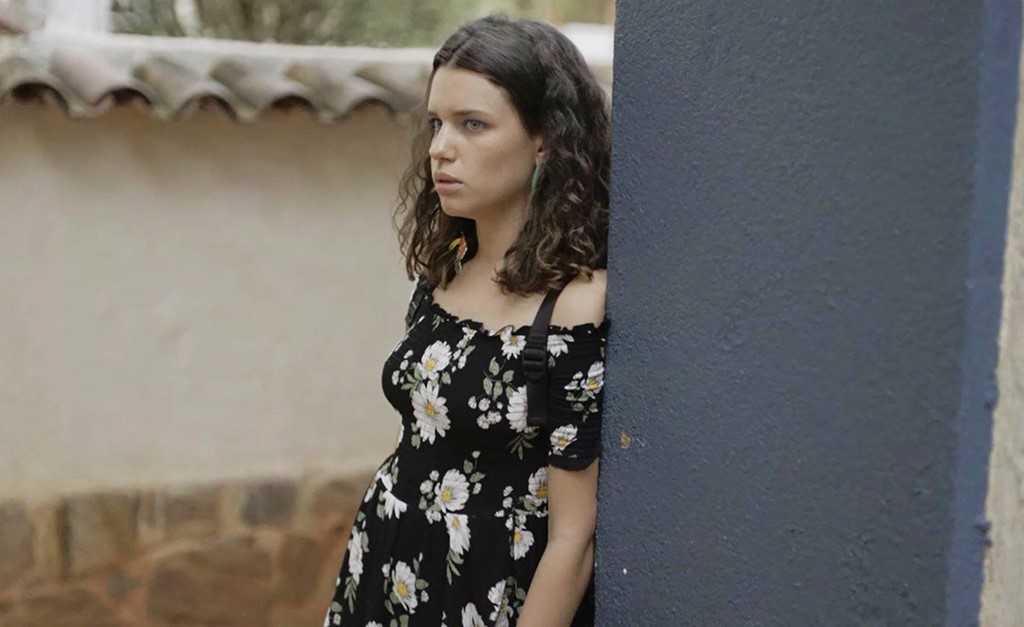 Cabelo com ondulação “natural” é a aposta de Bruna Linzmeyer na nova novela “O Sétimo Guardião”. Quer ter um igual?