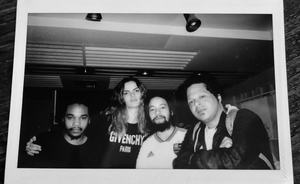 Sucesso nas passarelas mundiais, Barbara Fialho investe na música com apadrinhamento da família Marley