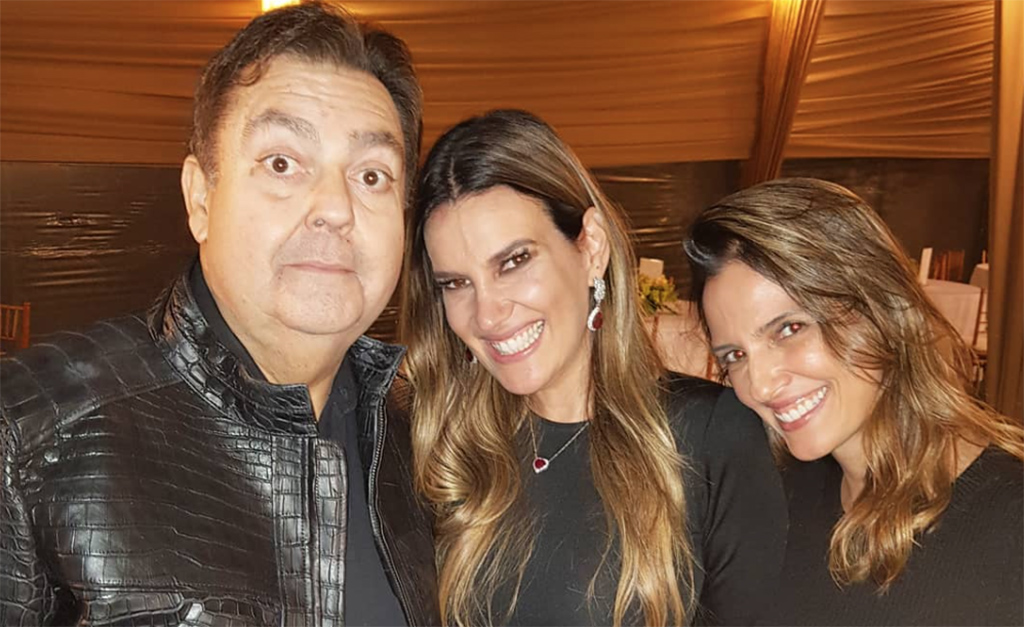 Faustão e Luciana Cardoso recebem amigos para pizzada de final de ano. Confira quem passou por lá