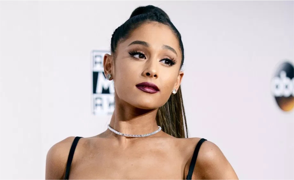 Ariana Grande troca tatuagem que fez em homenagem ao ex Pete Davidson pelo nome do cachorro de Mac Miller