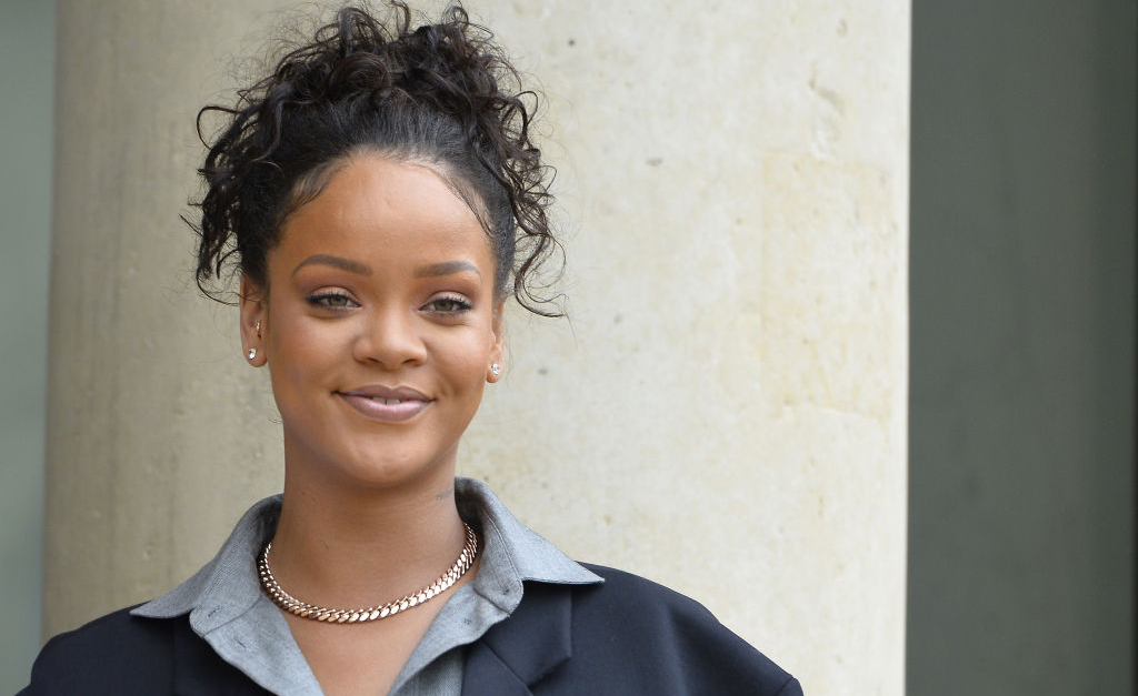 O segredo do cabelo natural de Rihanna é uma loção de R$ 22. Saiba mais!