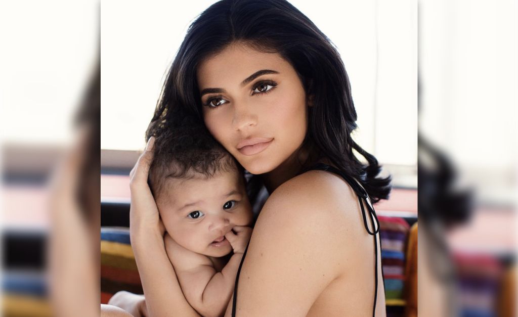 O primeiro sushi a gente nunca esquece: Kylie Jenner leva a filha para jantar em badalado restô japonês