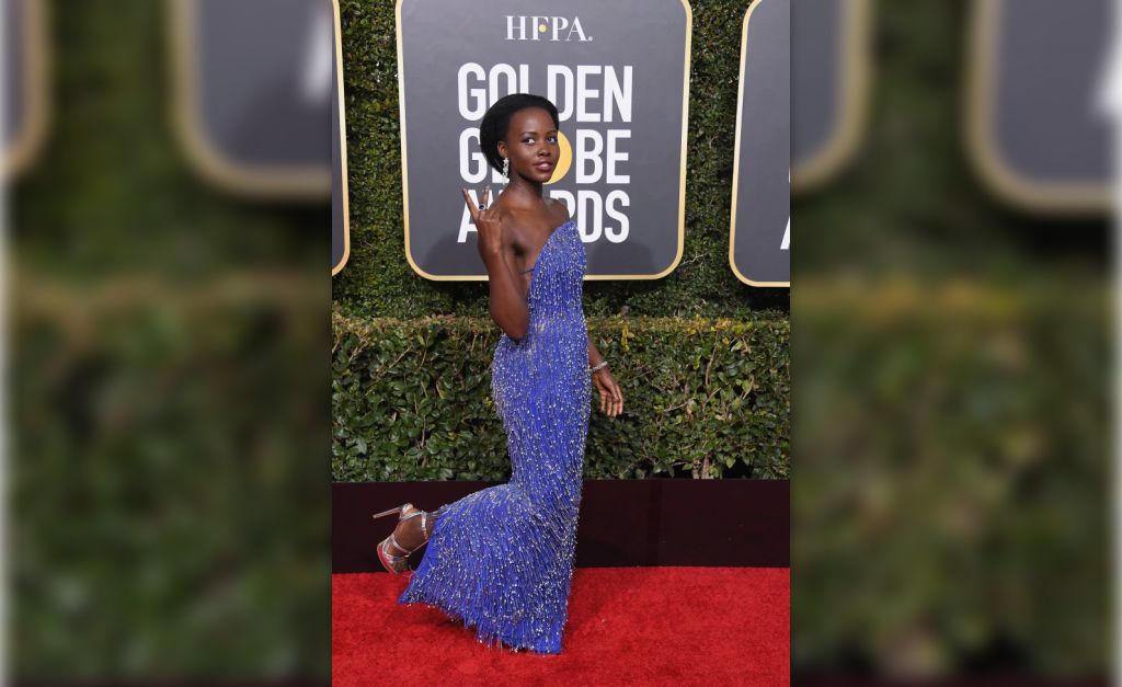 Uma das mais bem vestidas do Globo de Ouro, Lupita Nyong’o usou sandálias de R$ 167 na premiação