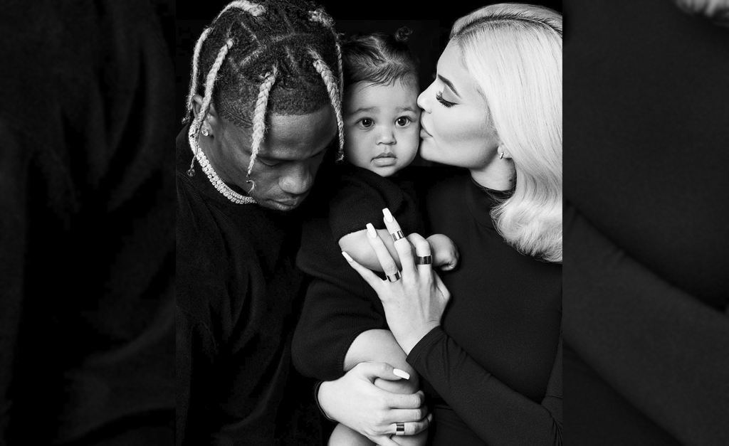 Kylie Jenner aparece com anel misterioso e aumenta rumores de noivado com Travis Scott