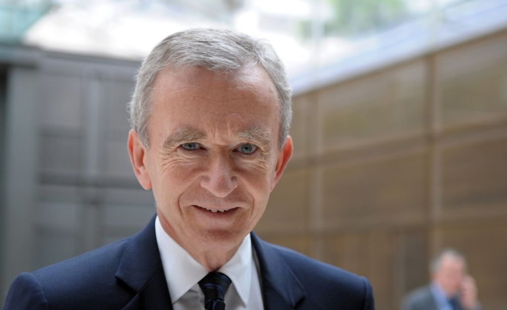 Rei do luxo, Bernard Arnault se torna o terceiro homem mais rico do mundo. De quem ele roubou o lugar?
