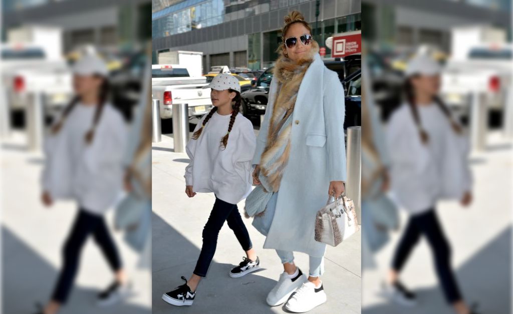 Acompanhada da filha, Jennifer Lopez vai às compras em NY com look de mais de R$ 390 mil