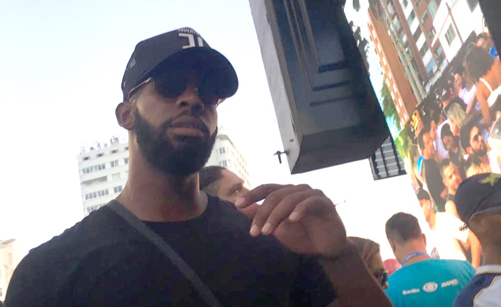 João Gabriel, goleiro do Vitória, dá uma “escapadinha” no Carnaval para curtir Durval Lellys. Ao flagra!