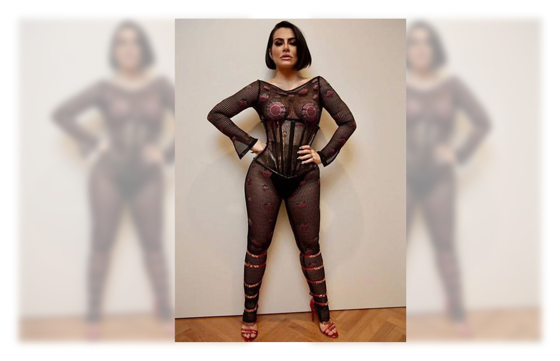 Cleo usa macacão poderoso com 2500 cristais e rouba a cena na Marquês de Sapucaí