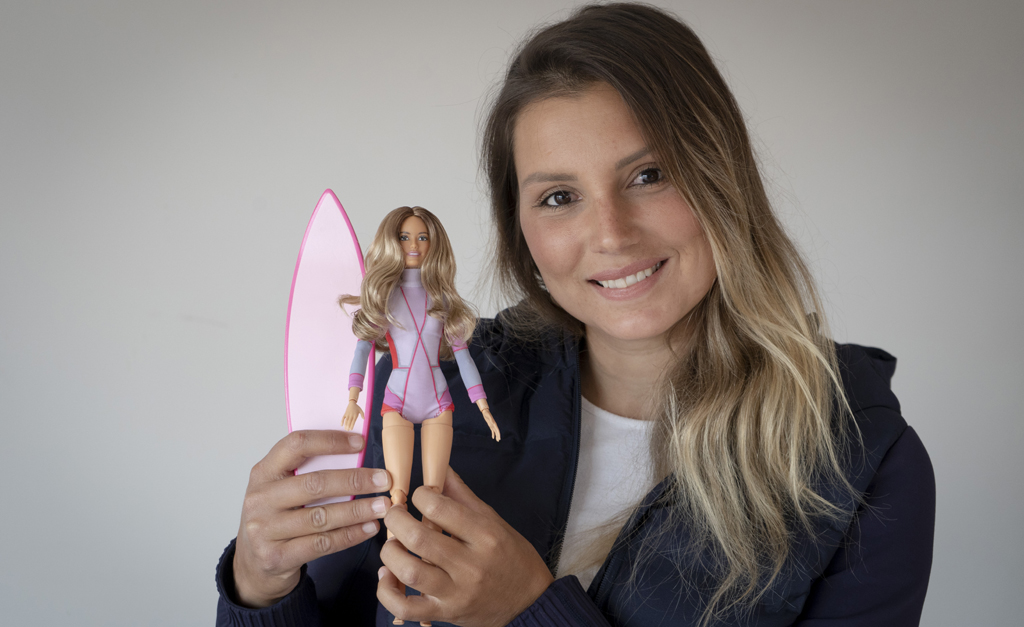 Surfista brasileira Maya Gabeira ganha sua própria versão da Barbie