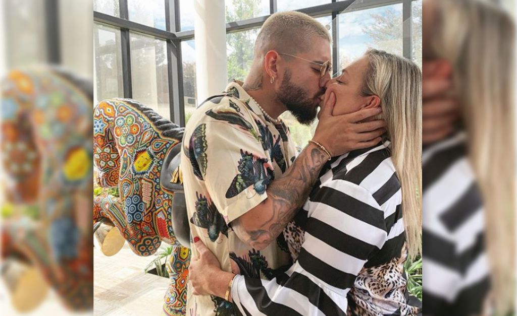 Foto de Maluma dando um “selinho” na mãe gera bafafá nos EUA e faz a assessoria do cantor se pronunciar