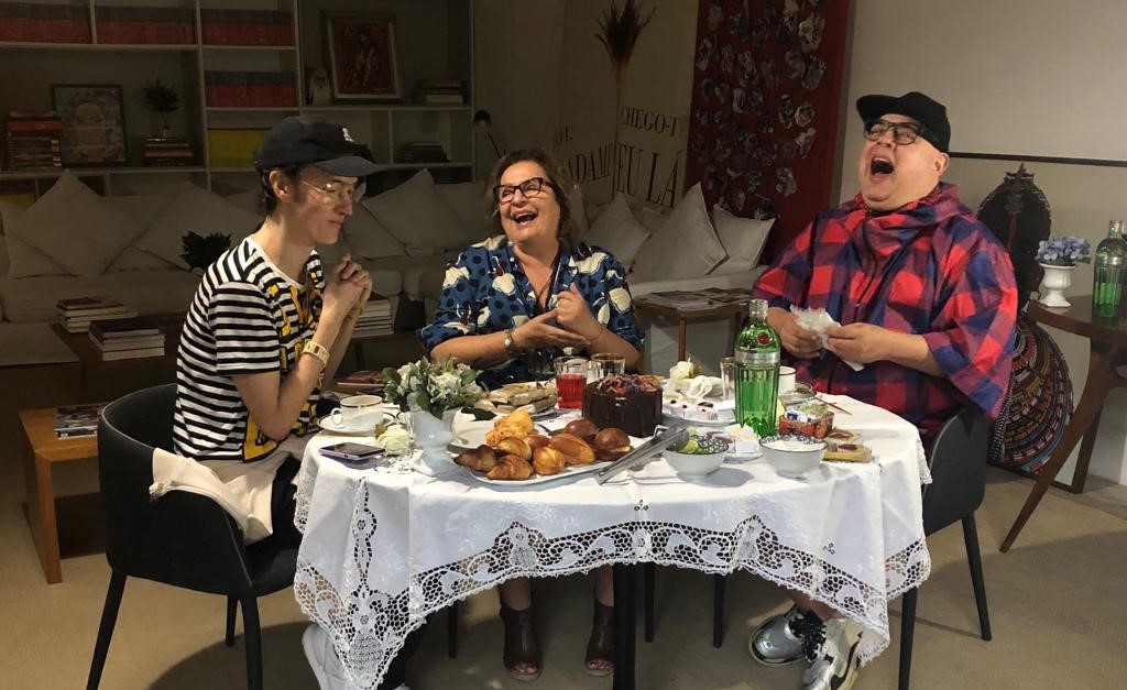 Play para rir com o papo entre Joyce Pascowitch, Zé Pedro e Johnny Luxo com as melhores histórias de mãe