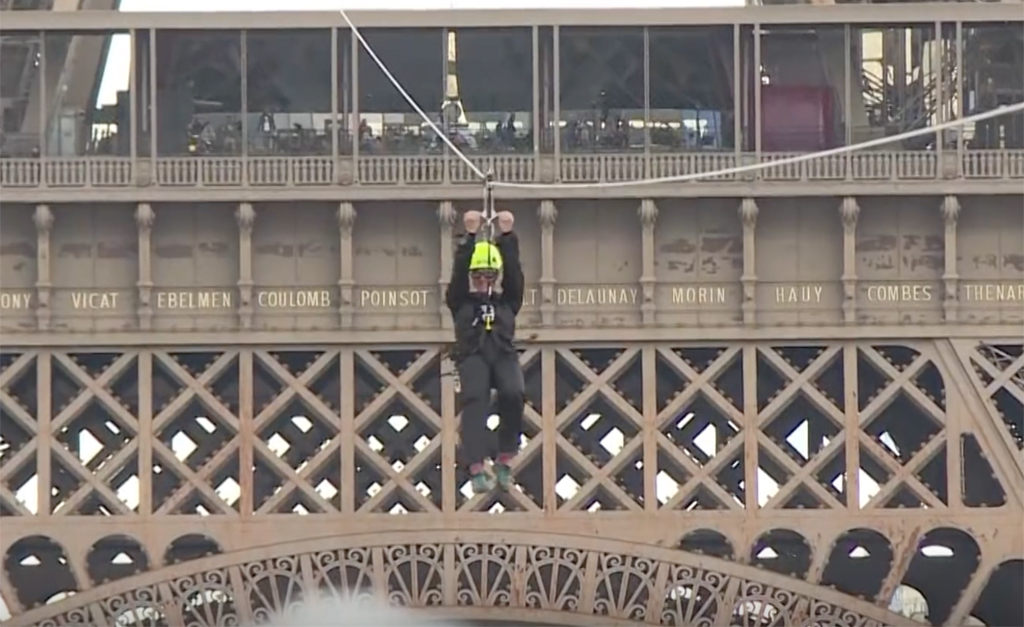 Tem coragem de se jogar da Torre Eiffel? Momentos de pura adrenalina andam rolando por lá e a gente conta o que é