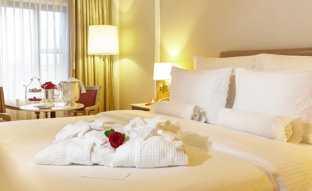 Dia dos Namorados do L’Hotel PortoBay São Paulo tem jantar especial e hospedagem com décor romântico