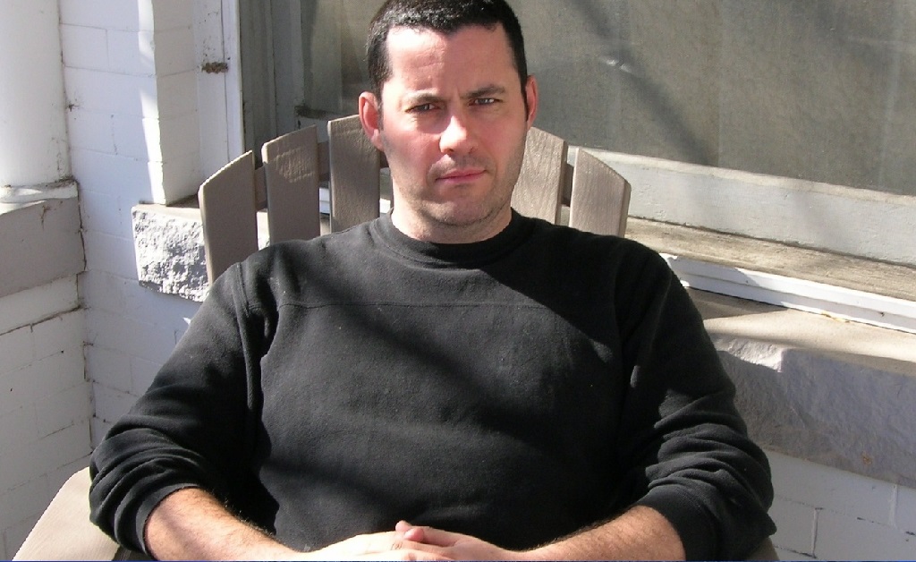 Meses atrás ele dirigia um Uber, e agora é autor de best-seller que vai virar filme. Prazer, Adrian McKinty!