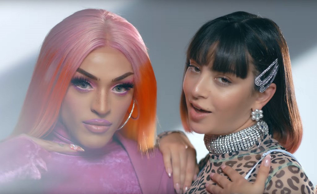 Pabllo Vittar lança clipe de “Flash Pose” com Charli XCX e comemora recorde entre as drag queens. Play!