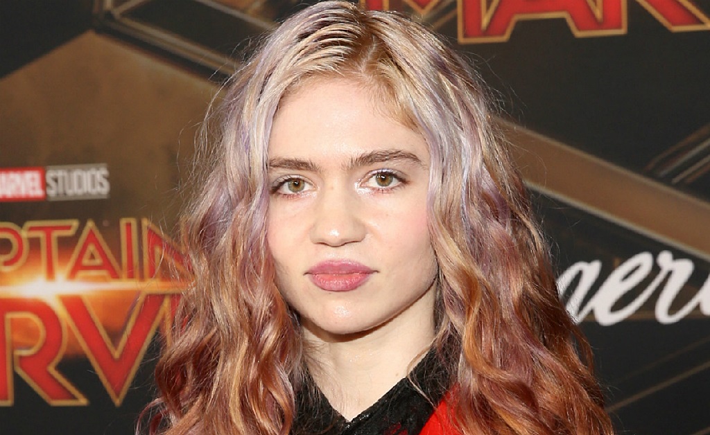 A cantora Grimes, namorada de Elon Musk, revela que fez cirurgia controversa para se livrar da luz azul da visão. Oi?