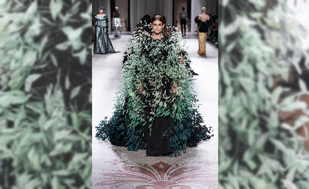 Kaia Gerber rouba a cena na passarela da Givenchy como uma “mulher-pássaro” aprisionada