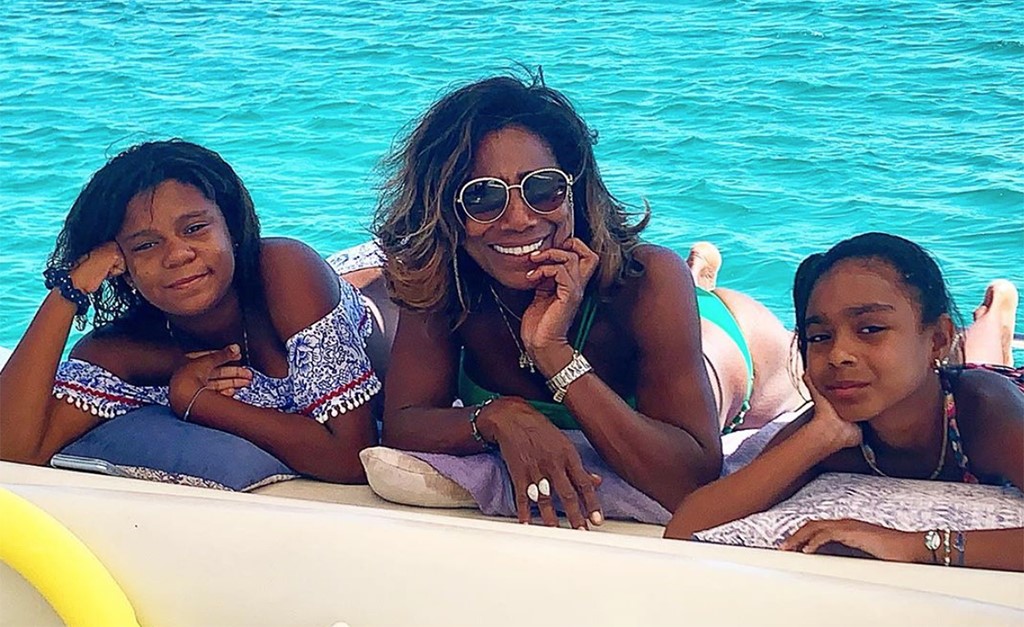 De férias com as filhas, Glória Maria manda a real sobre o ‘mimimi’ das meninas: Assim é lindo não é? Mas tem o lado B…”