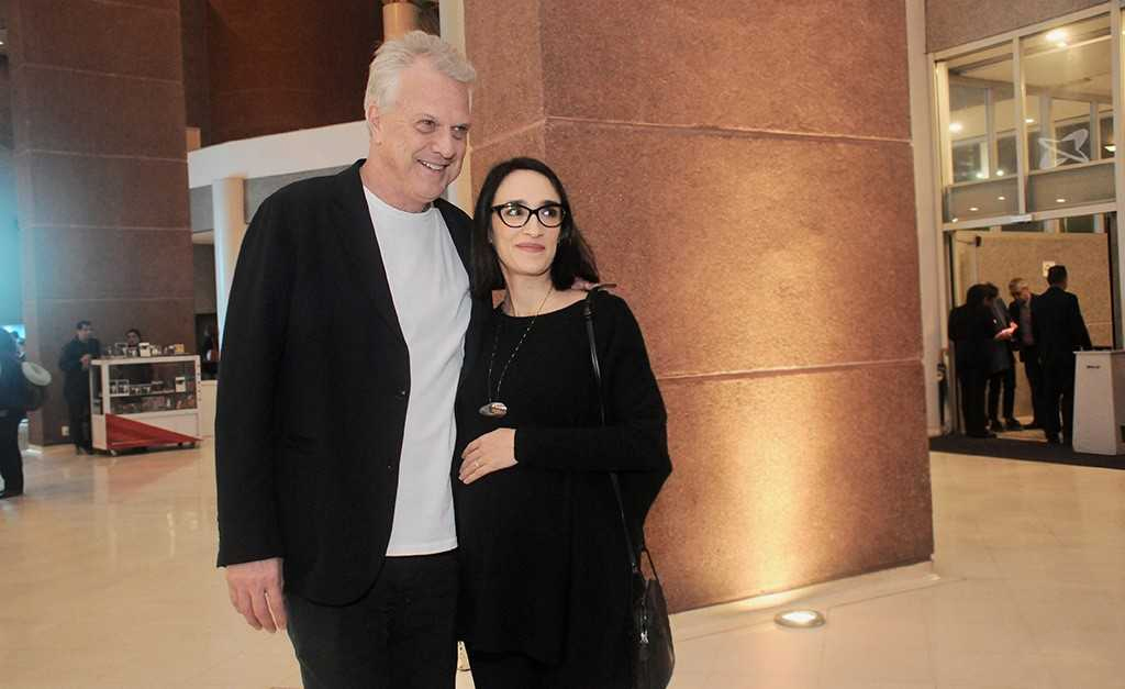 Em rara aparição, Pedro Bial e Maria Prata curtem show de Maria Bethânia e barriguinha de grávida chama a atenção