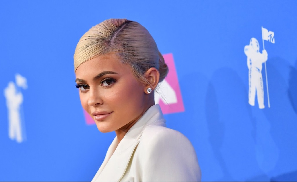 Em crise, marca de cosméticos de Kylie Jenner lança linha de produtos com nomes inspirados em… dinheiro!