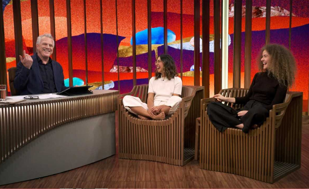 Ana e Vitória encaram Pedro Bial e revelam: “Tem gente que, às vezes, não entende o significado de algumas letras”