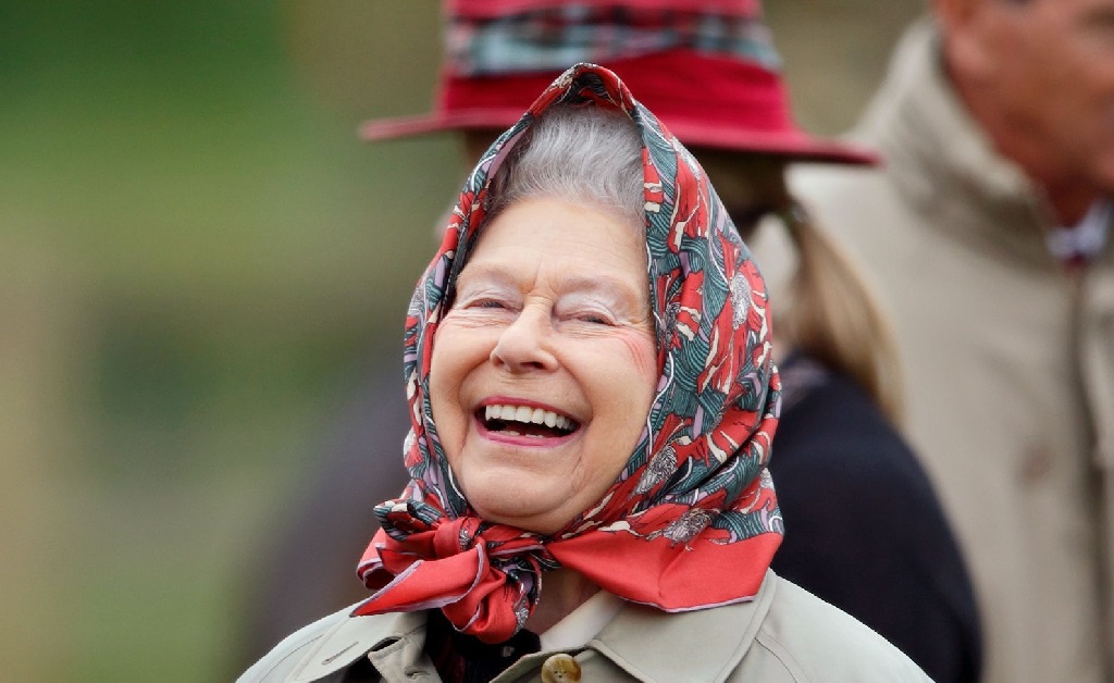 Trocas de trajes constantes e mais: Nem nas férias a rainha Elizabeth II libera os parentes de cumprir certas regras