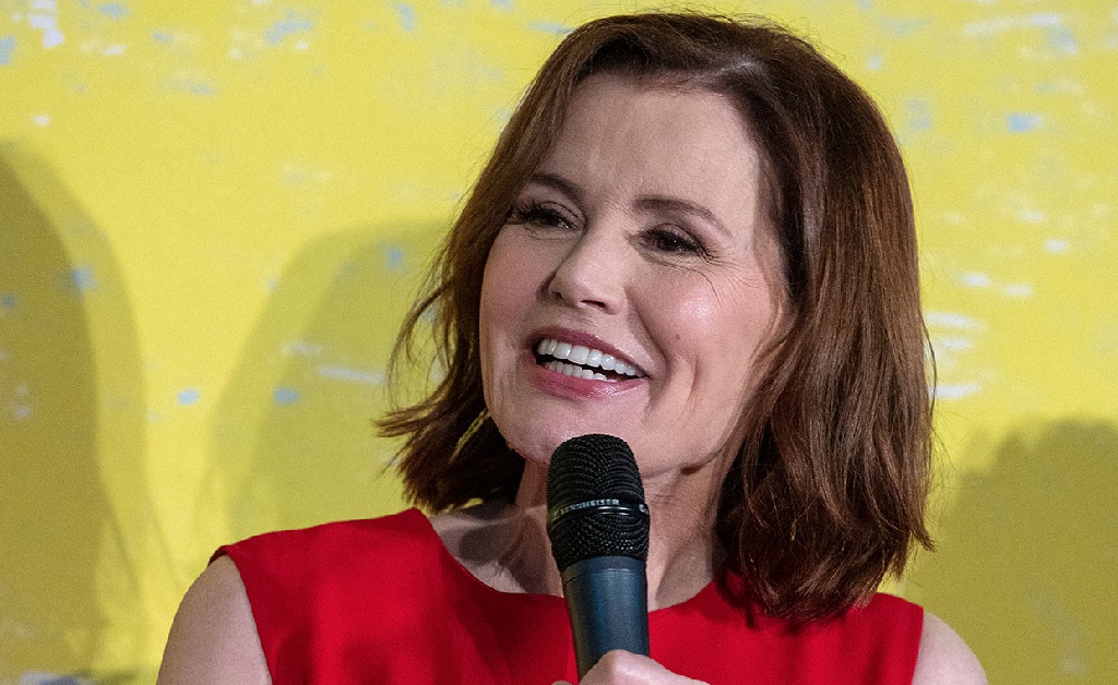 Geena Davis passa vergonha ao ter que admitir para juiz que mentiu sobre “casamentão” com Reza Jarrahy