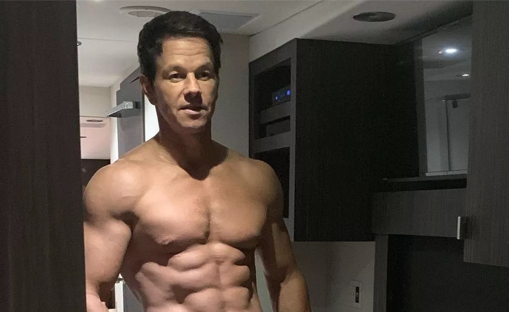 Aos 48 anos, Mark Wahlberg impressiona até Tom Brady com tanquinho de fazer inveja…”Idade é apenas um número”