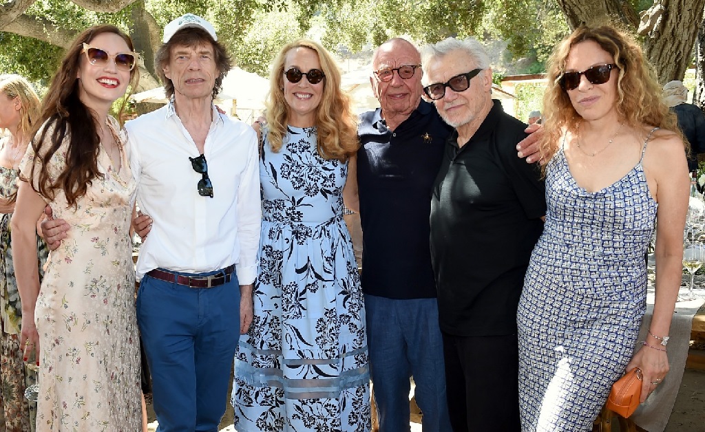 Mick Jagger rouba a cena em festa organizada na vinícola de Rupert Murdoch, atual marido de sua ex Jerry Hall
