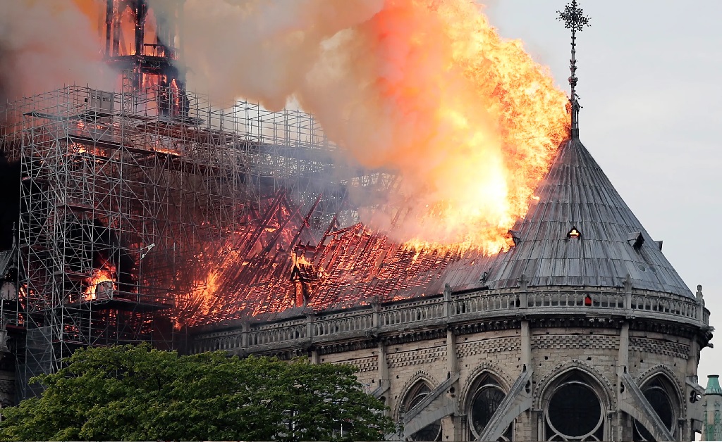 Dos R$ 3,3 bi prometidos por ricaços para a reconstrução da Notre-Dame, só 5% foram doados até agora