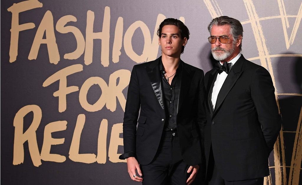 Filho de Pierce Brosan rouba a cena em evento beneficente que tem Naomi Campbell como embaixadora