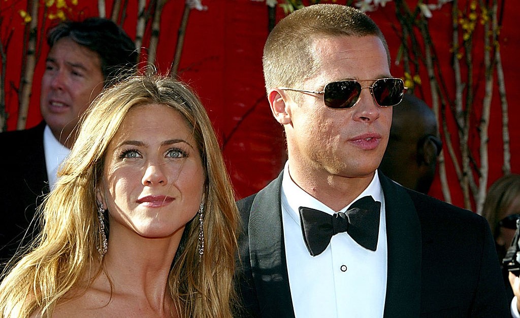 Vestido pode ter causado o divórcio de Jen Aniston e Brad Pitt. Conheça a história por trás da peça!
