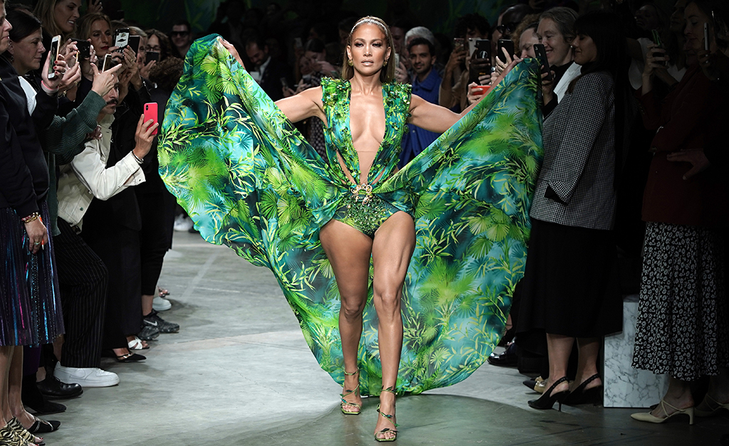 O icônico vestido da Versace usado por Jennifer Lopez agora pode ser seu. Só desembolsar R$ 38 mil por ele, que tal?